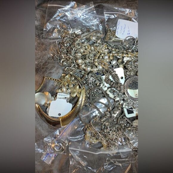4 LBs vintage fashion GOLD & SILVER Jewelry Lot~ Signed & Unsigned All Wearable - Picture 7 of 10